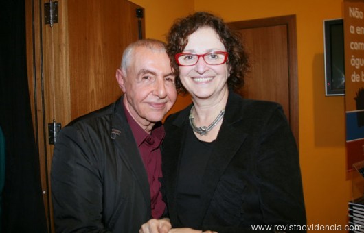 O diretor da peça Elias Andreato com Ana Lucia torres