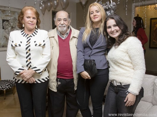 Jornalista Glorinha Cohen, seu marido Jacques Cohen e amigas