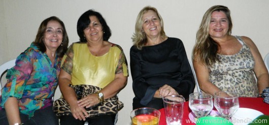 Olga Nobre, Cristina, uma amiga, e a anfitriã Rosana Mainieri