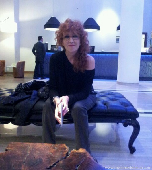 A intérprete italiana Fiorella Mannoia no lobby do hotel TRYP Itaim