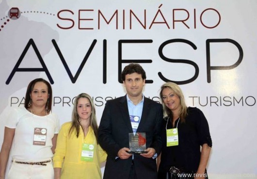 Fernando Gagliardi, diretor de vendas e distribuição e Marisa Guiller, gerente de vendas leisure travel da Meliá Hotels International Brasil recebem o prêmio das organizadoras do evento.