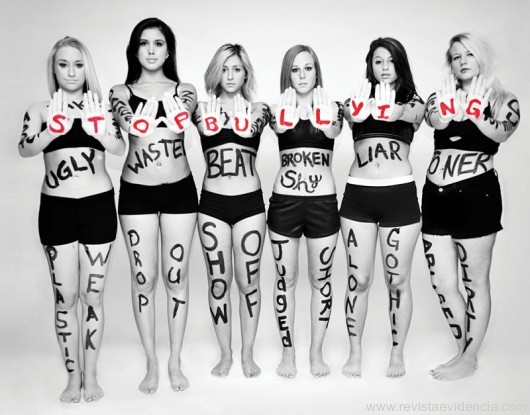 Stop Bullying Girls with words written all over bodies (foto: Internet)
