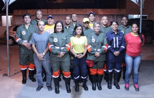 Voluntários da ONG Parceiros da Vida com novo uniforme