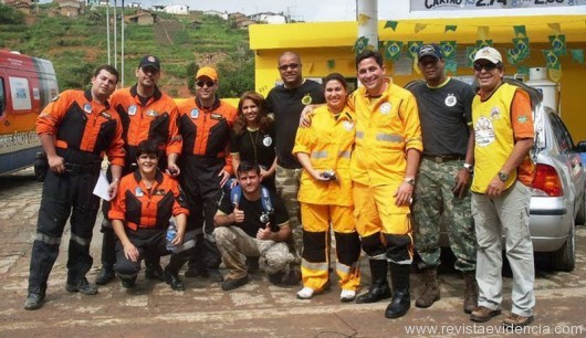 Voluntários na cheia em Branquinha