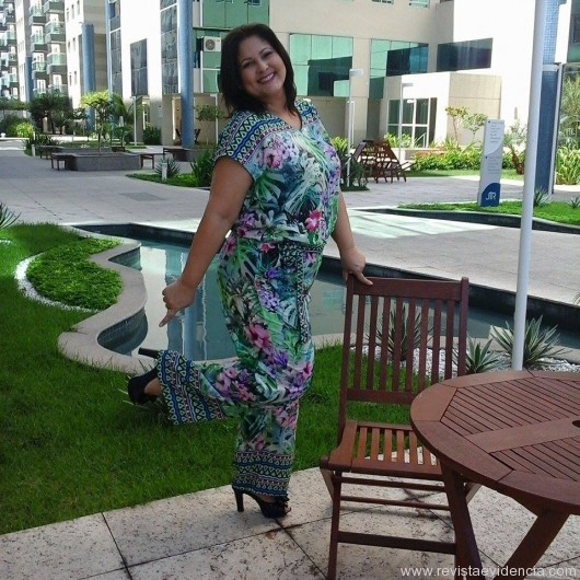 Macacão com pinceladas da print tropical, invista neles!! Look Disponível na Stampas Plus Size.