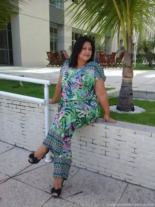 Macacão com pinceladas da print tropical, invista neles!! Look Disponível na Stampas Plus Size.