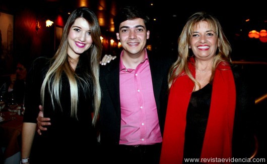 Da revista Plastica&Beleza Ana Maria Focha com a filha Suellen e o noivoLeandro Scopeta