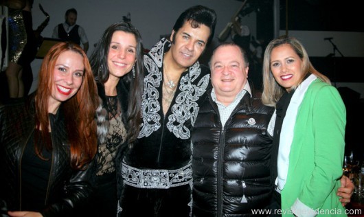 O cantor Helder Moreira, um dos mais respeitados intérpretes de Elvis do mundo, com shows em vários países, incluindo os Estados Unidos, fez uma mega show, na foto com o casal o mega fazendeiro Aramis Maia e a esposa Camile Abib e amigas