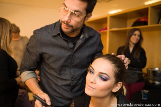 Fernando Torquato finaliza o look da modelo Tayane Leão para o desfile de lançamento da coleção Mabe B Tropical Colors (Foto: Tathiana Yumi Kurita)