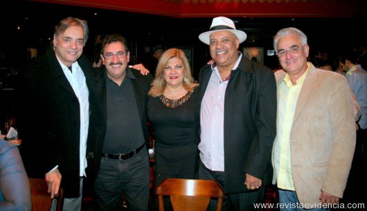 O ator, cantor, José Rubens Chachá, o apresentador do SBT o Ratinho com o casal de cantores Elizeth Rosa e Thobias da Vai Vai e o diretor da Terra da Garoa Alberto Franco