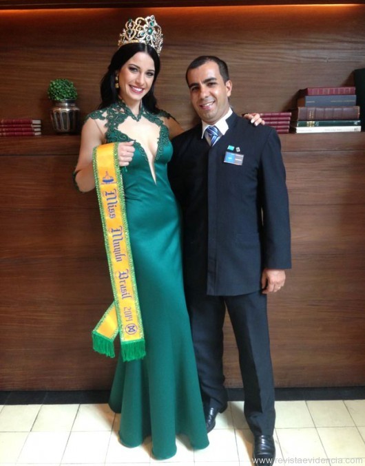 A Miss Mundo Brasil 2014 Julia Gama ao lado de Alex Santana, coordenador de A&B do hotel TRYP Iguatemi