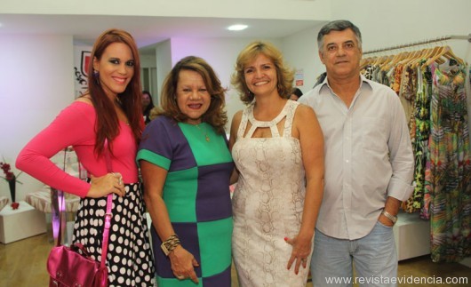 As jornalistas e colunistas Isabelle Accioly e Jacira Leão ao lado de Cris e Gilson Arraes