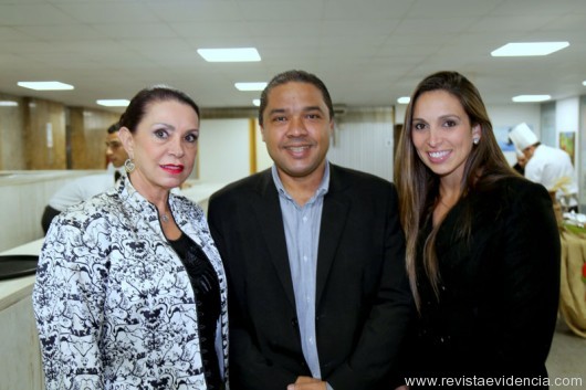 De Santa Catarina a presidente da ABAV,Ely Silveira com sua filha Vitoria Leticya,emolduram o diretor da maior Feira de Turismo do Nordeste brasileiro Claudio J.S. Jr,(Festival de Turismo de João Pessoa)