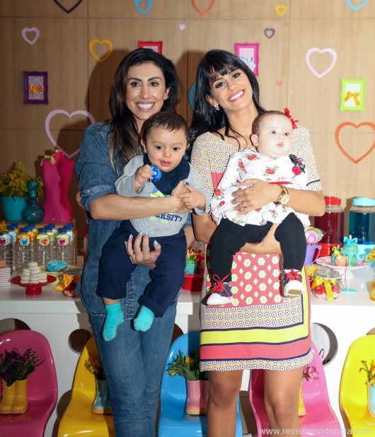 Jaque Khury com seu filho, Gael e Natalia Demian, com sua filha Julia