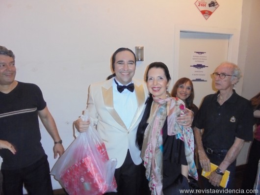 Helcio Hime recebendo presentes para o Lar de Narcisa de Cecilia Taunay