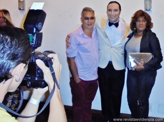 Luiz Villarino, Helcio Hime, Bete Suzano sendo fotografados por Daniel Marquez 