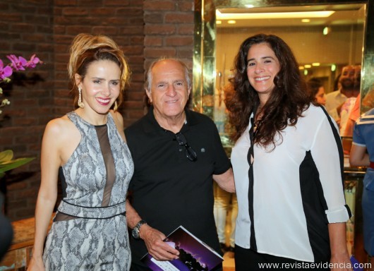 No hall do teatro, o ator Ary Fontoura com as amigas atrizes Leona Cavali e Lucia Veríssimo.