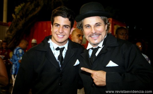 Na Beija Flor o ator Edson Celulari e o filho Enzo na Ala da Diretoria