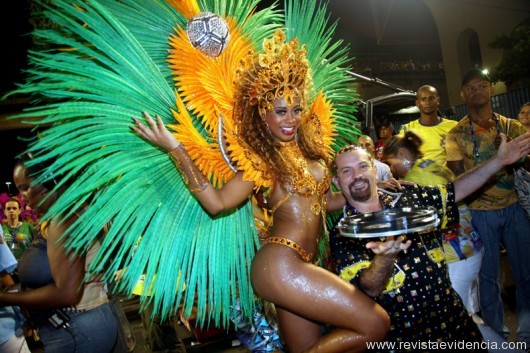 Na União da Ilha, o carnavalesco Kiko Alves e Ingrid Correia