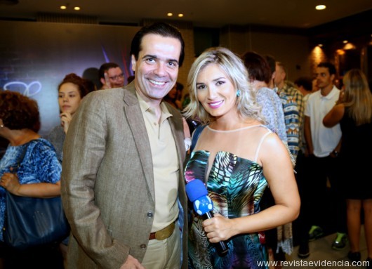 O apresentador do The Bachelor, Fabio Arruda é entrevistado pela Renata Freitas da RedeTV
