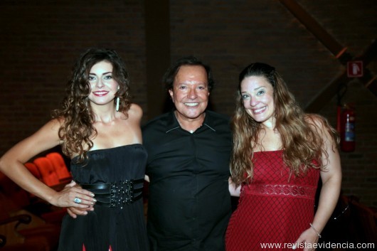 O diretor da peça Wolf Maia com a namorada Renata Bonjesus e a atriz da peça Sabrina Kougut , divertidíssima