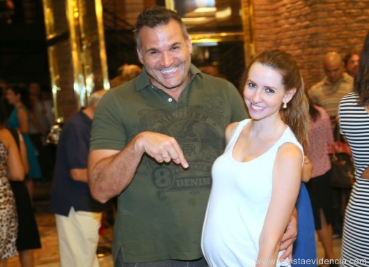 O casal Saulo Vasconcelos com a esposa Leslie, gravidissima, (esperando Manoela)
