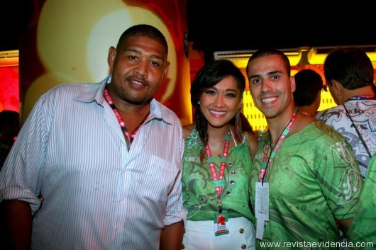 O ator americano Omar Benson Miller do recente filme, Dança Comigo, com a atriz Jacqueline Sato e o namorado o publicitário Felipe Souza no disputadíssimo camarote do Porcão
