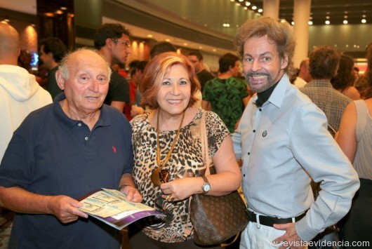 Os jornalistas Mauricio Kus com Helo Machado e o decorador Wilson Dimitrow
