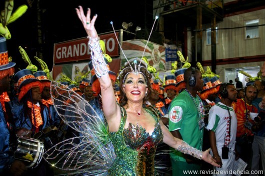A rainha da bateria da Grande Rio, a atriz Cristiane Torloni