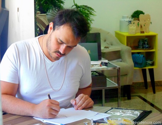 Guilherme Cenedezi em seu studio