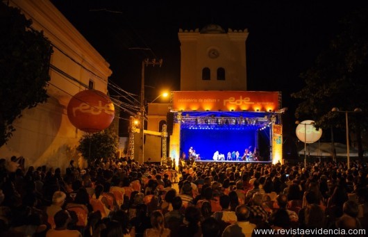 Músicos, atores e cantores dividem o palco da Praça Multieventos em ‘Gonzagão – A Lenda’