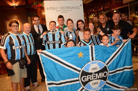 Torcida recebe o time o lobby do hotel