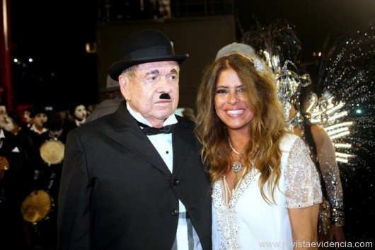 Na Beija Flor o grande homenageado deste ano na Sapucaí,O Astro Iluminado da Comunicação Brasileira,contou a trajetória de Jose Bonifacio de Oliveira Sobrinho o Boni, vestido de Charles Chaplin com a esposa Lou de Oliveira.