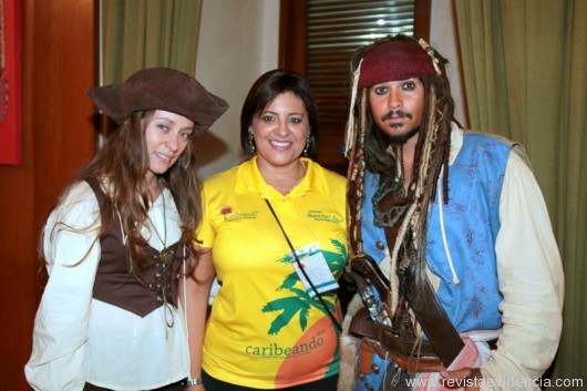 O casal Rogério Oliveira (Capitão Jack Sparrow) e Vânia Assis emolduram, Cristiane Silva gerente geral da Sanchat Tour.