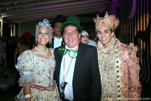 O casal Real do Baile, a Rainha, Karina Duque Estrada e o Rei Willian Moreira emolduram o ator Stepan Nercessian, de chacrinha.