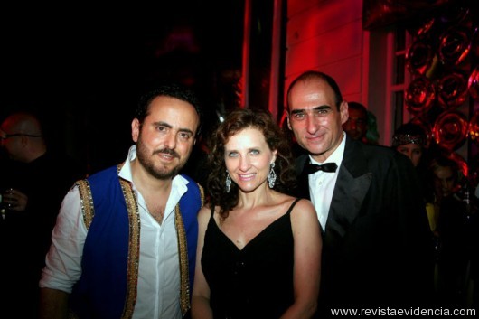 O restauranter Isaac Azar (Paris 6) com o casal o estilista Almir Slama e a esposa Riva, adoraram o baile.
