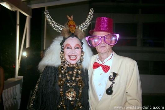 A irreverente Elke Maravilha e seu irmão Frederico Grumupp a caráter no baile.