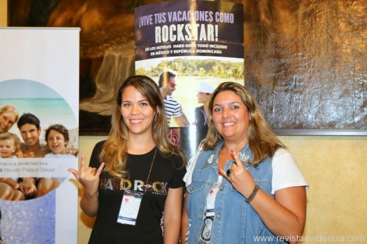 No stand dos Hoteis Hard Rock do caribe as diretoras para o Brasil, Beatriz Barbosa e Carla Cecchele