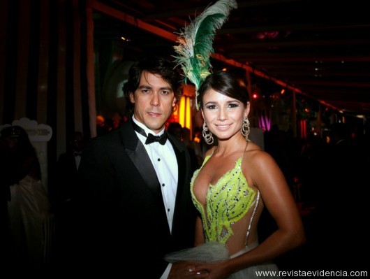 A cantora Paula Fernandes e o noivo o dentista Henrique do Valle arrasando no baile, lindíssima.