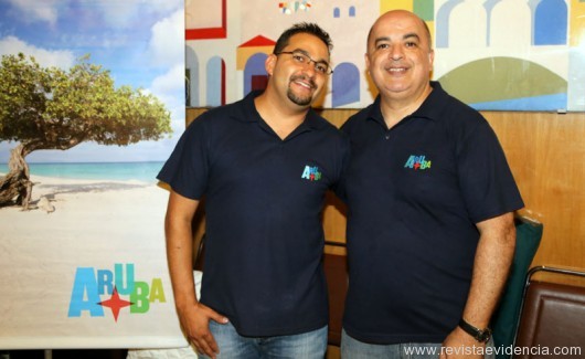 No stand de Aruba Regis Cardoso e Claudiney Souza da Vitrine Turismo