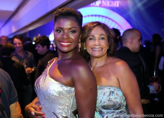 A top Adriana Alves uma das Perolas Negras da exposição com a promoter Berenice Lamonica.