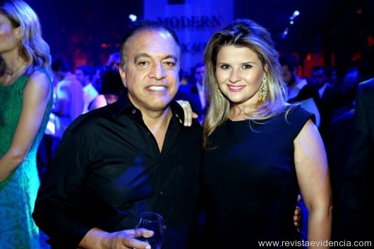 O casal Claudio Pessutti com a esposa Helena Caio, adoraram a festa.
