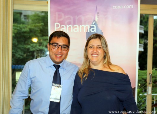 No stand da Copa Airlines os executivos de vendas Brasil Bruno Melo e Ana Salvador na promoção de novos destinos aéreos para o Caribe.