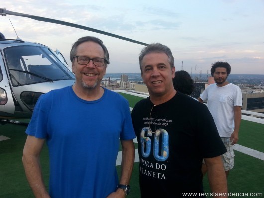 O diretor Fernando Meirelles ao lado de Percio Mello Jr., gerente de Vendas do Meliá Brasil 21.