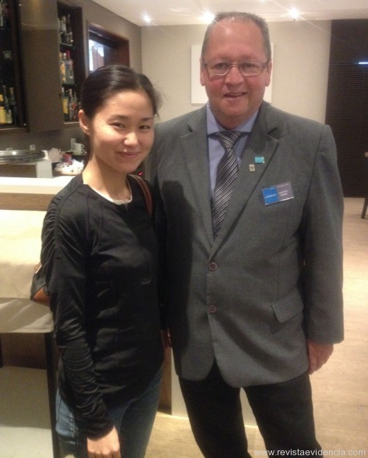 A violinista Sayaka Shoji ao lado de Lupércio Moises, assistente de A&B TRYP Higienópolis.