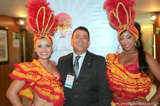 O diretor presidente da Sanchat Tour  Roberto Silva com as dançarinas Cubanas Glaucia Ribeiro e Nadjla Navarro, recepcionando os convidados