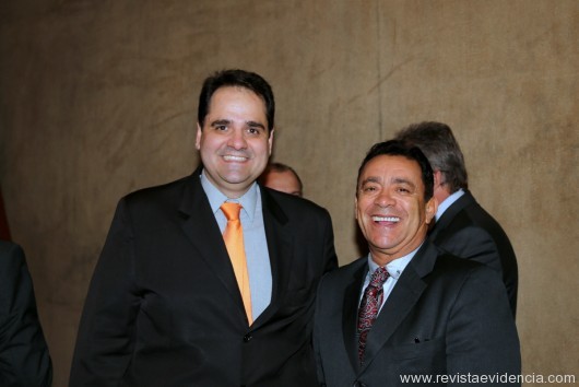 O VP da MKT da GOL Linhas Aéreas, Eduardo Bernardes com o diretor presidente da Sanchatur Roberto Silva.