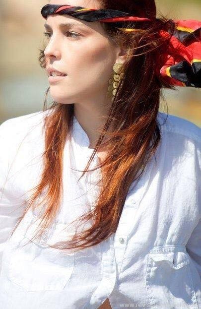 "Quem vira o ano novo hoje (19/03) é a linda Ana Carolina Simas. Então vamos parabenizar a bela com um pouco de seu trabalho"  Confiram as fotos: