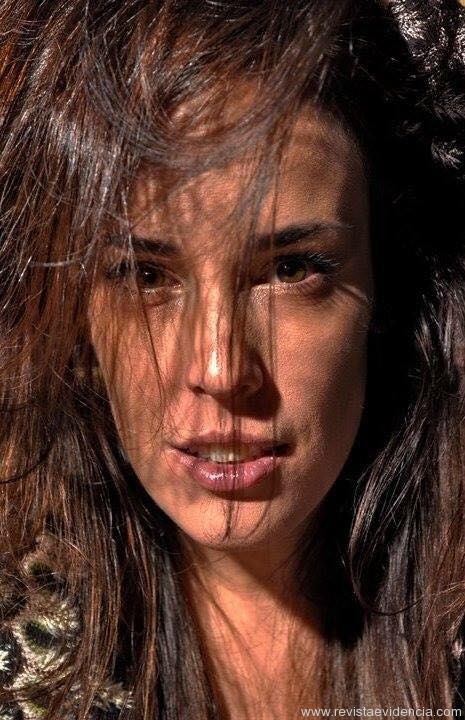 "Quem vira o ano novo hoje (19/03) é a linda Ana Carolina Simas. Então vamos parabenizar a bela com um pouco de seu trabalho"  Confiram as fotos: