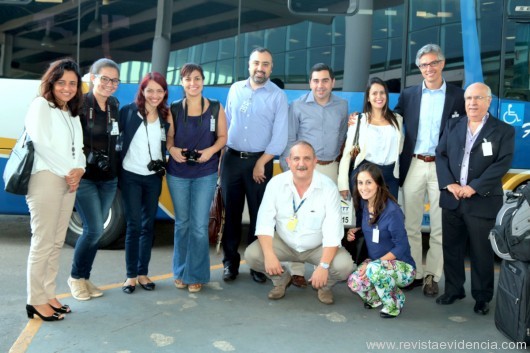 Convidados na chegada ao Cais de Santos , Mônica Samia, da Braztoa; Larissa Cavalcante, repórter da Travel 3; Karina Cedeño, repórter do Panrotas; Camila Vasconcellos, assessora de imprensa da CLIA Abremar; Anderson Masetto, repórter do Mercado & Eventos;  João Tomaz, gerente executivo da Clia Abremar; Juliana Assumpção, da Aviesp; Marco Ferraz, presidente da Clia Abremar; Sebastião Pereira, da Aviesp. Agachados: Dario Parazzoli, gerente de Operações da Costa Cruzeiros; e Marina Bezerra, da Braztoa.